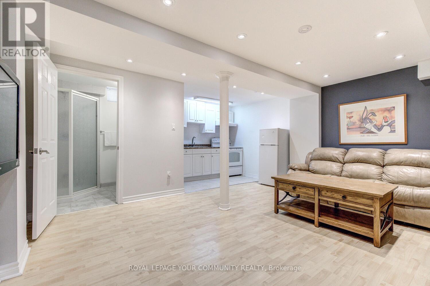 108 FOXFIELD CRES