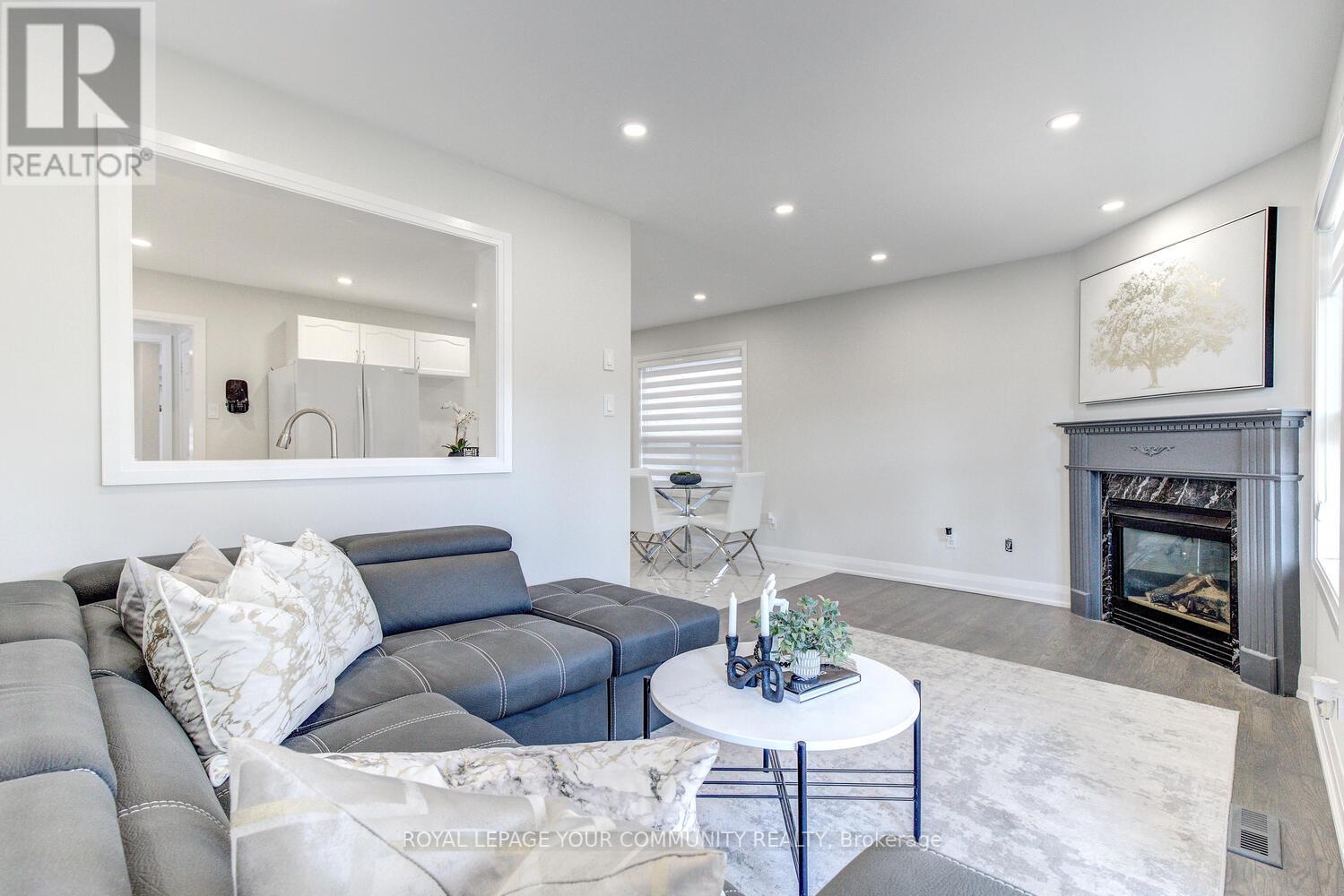 108 FOXFIELD CRES