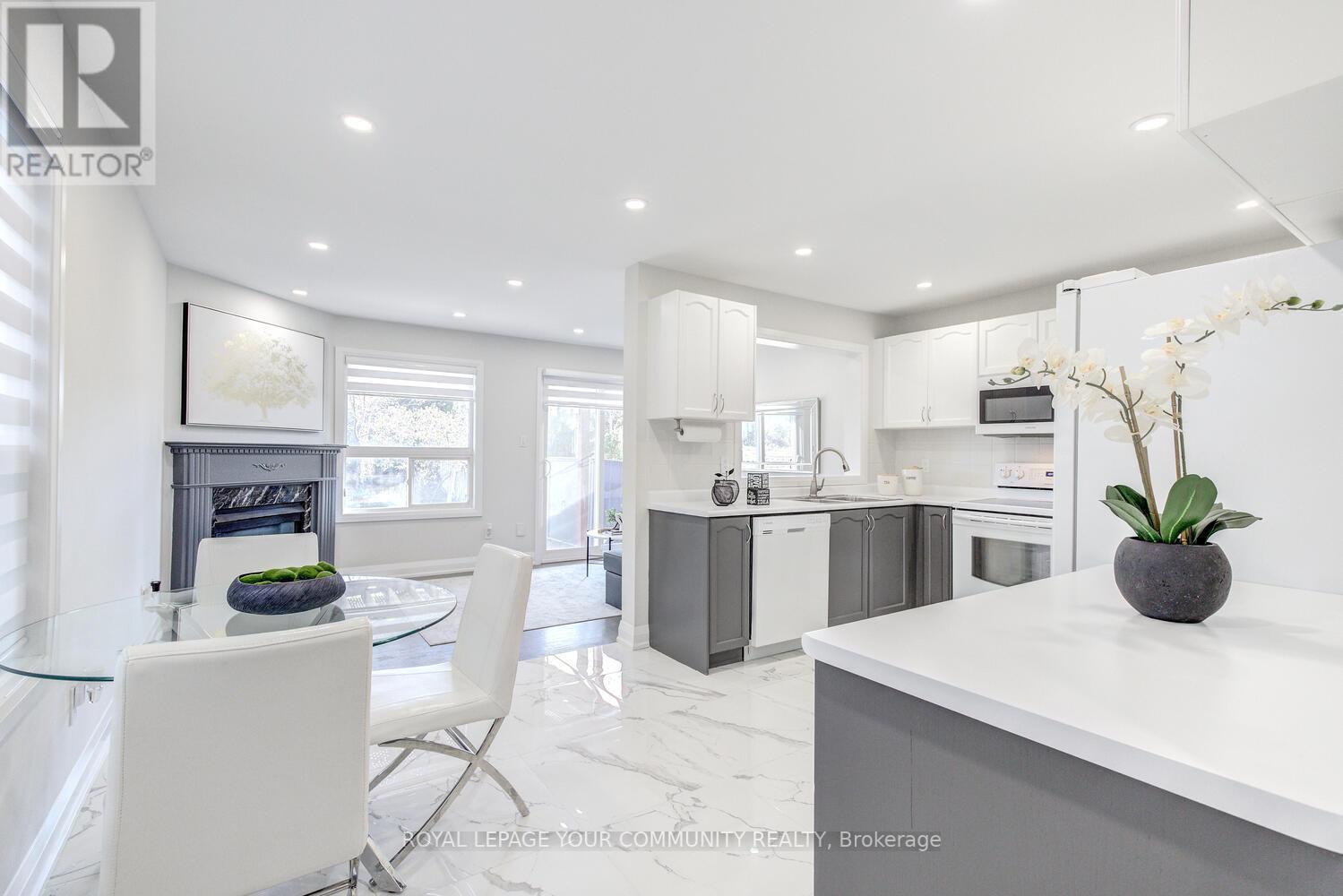 108 FOXFIELD CRES