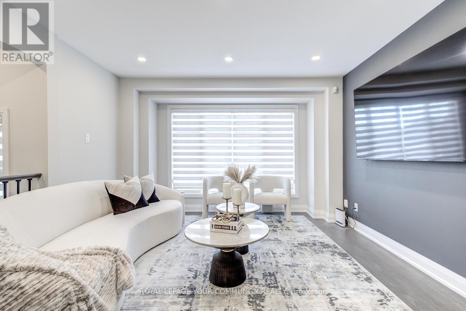 108 FOXFIELD CRES