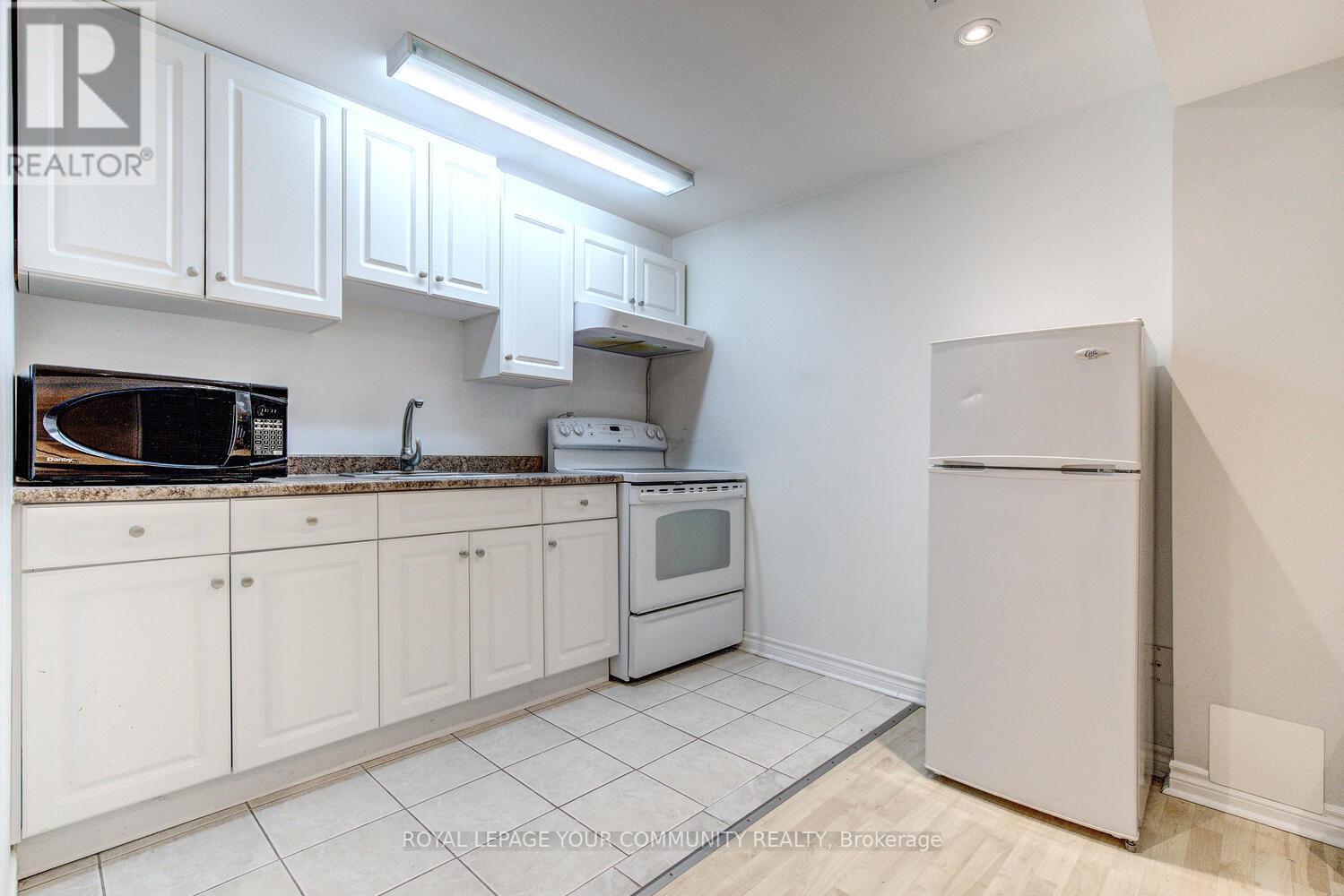 108 FOXFIELD CRES