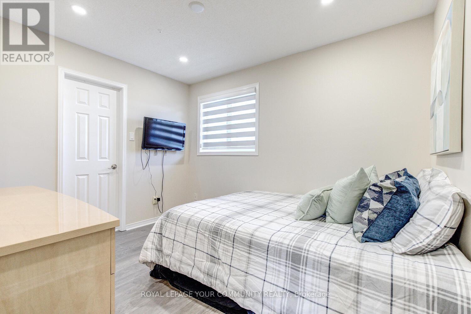 108 FOXFIELD CRES