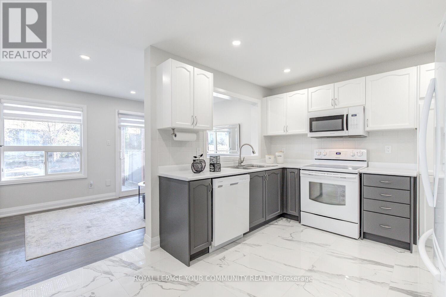 108 FOXFIELD CRES