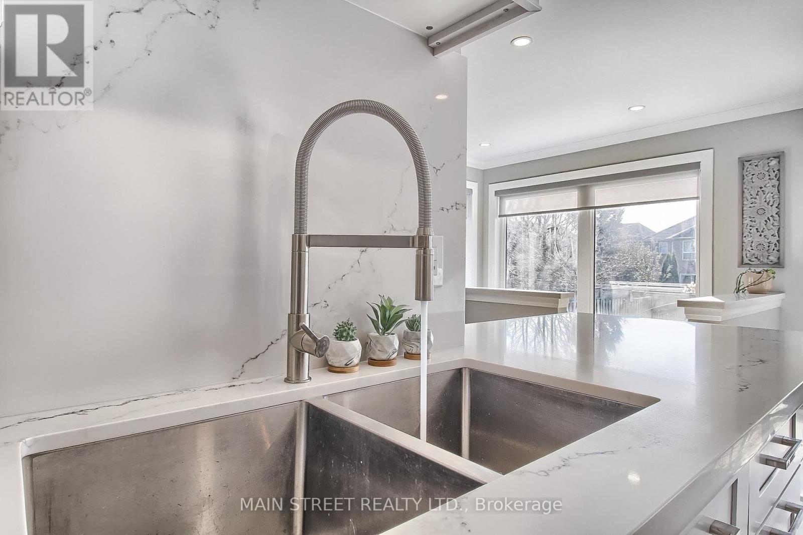 504 HEDDLE CRES