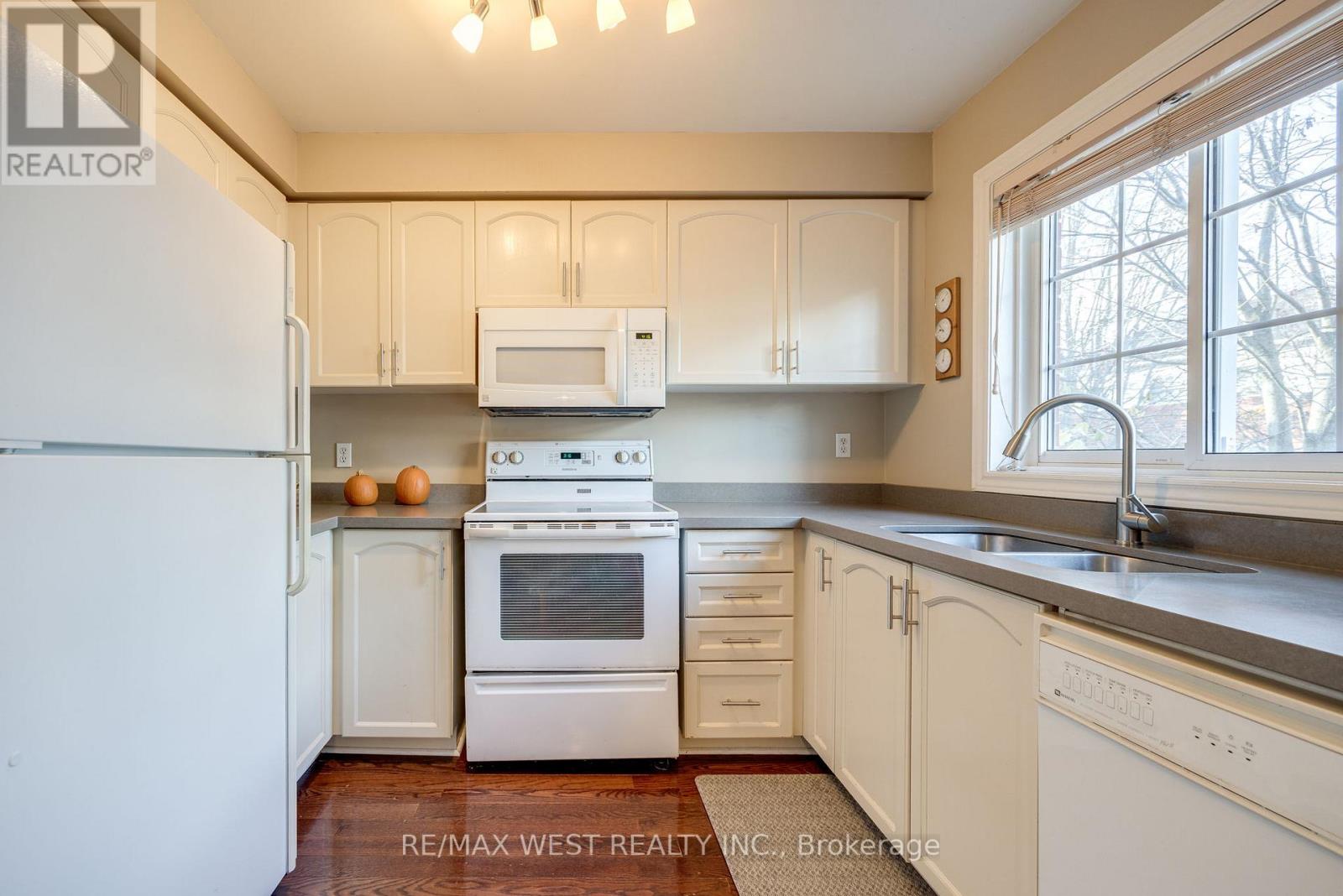 15 MOSAICS AVE