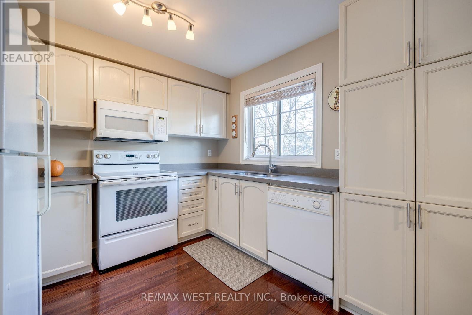 15 MOSAICS AVE