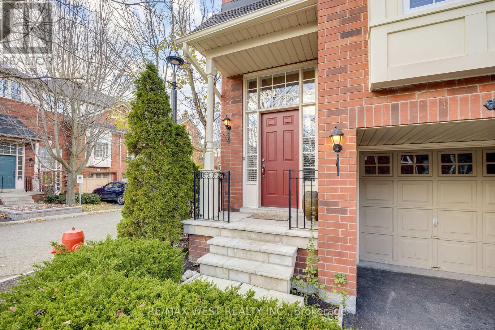 15 MOSAICS AVE