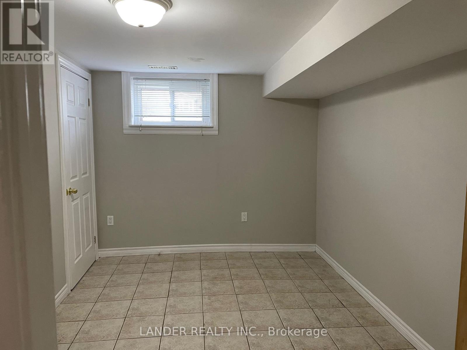 216 CURREY CRES