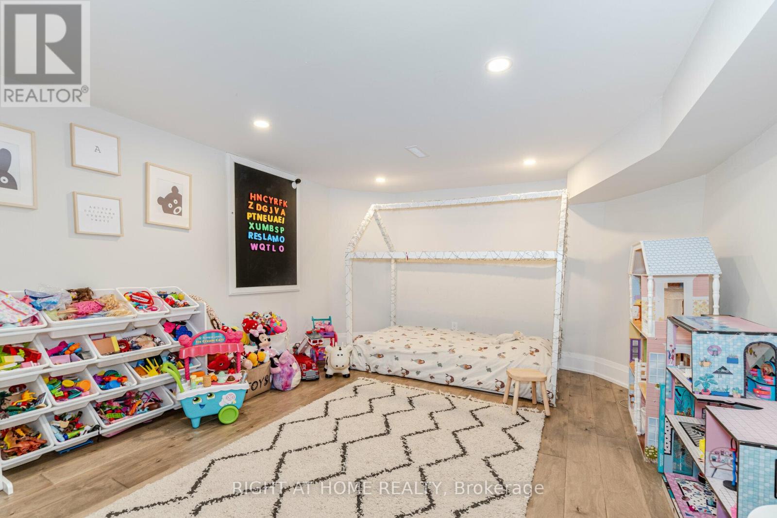 789 COLLEGE MANOR DR