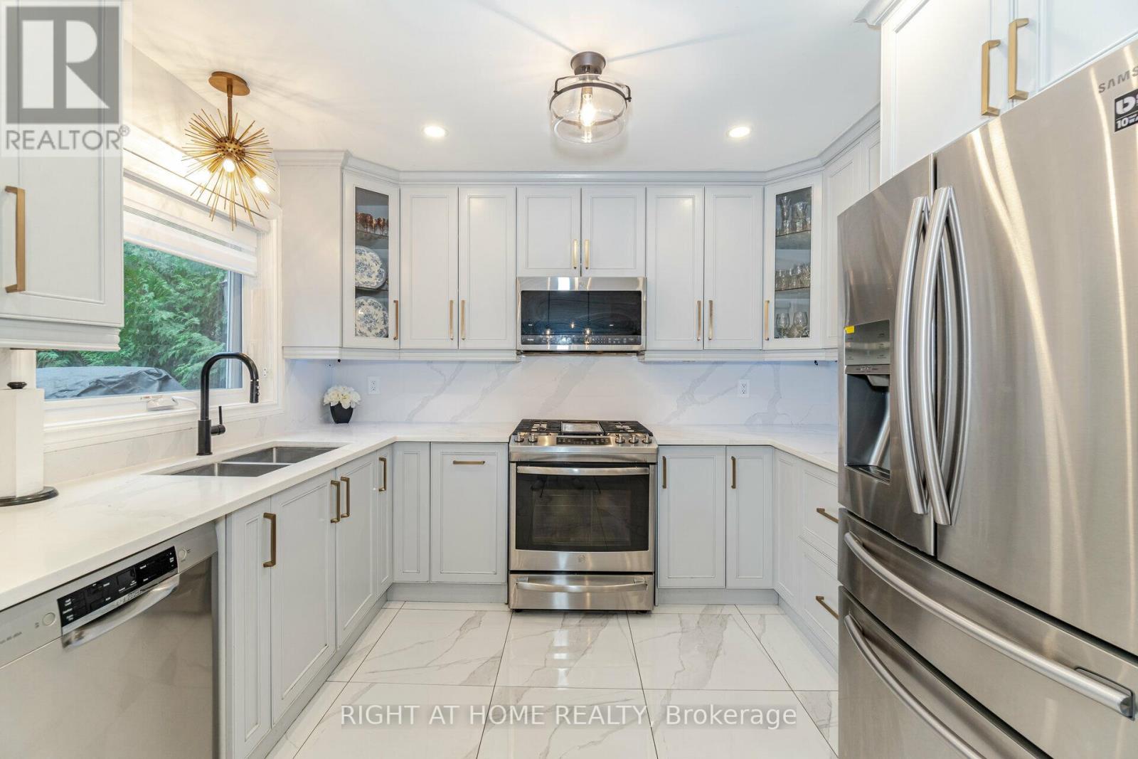 789 COLLEGE MANOR DR