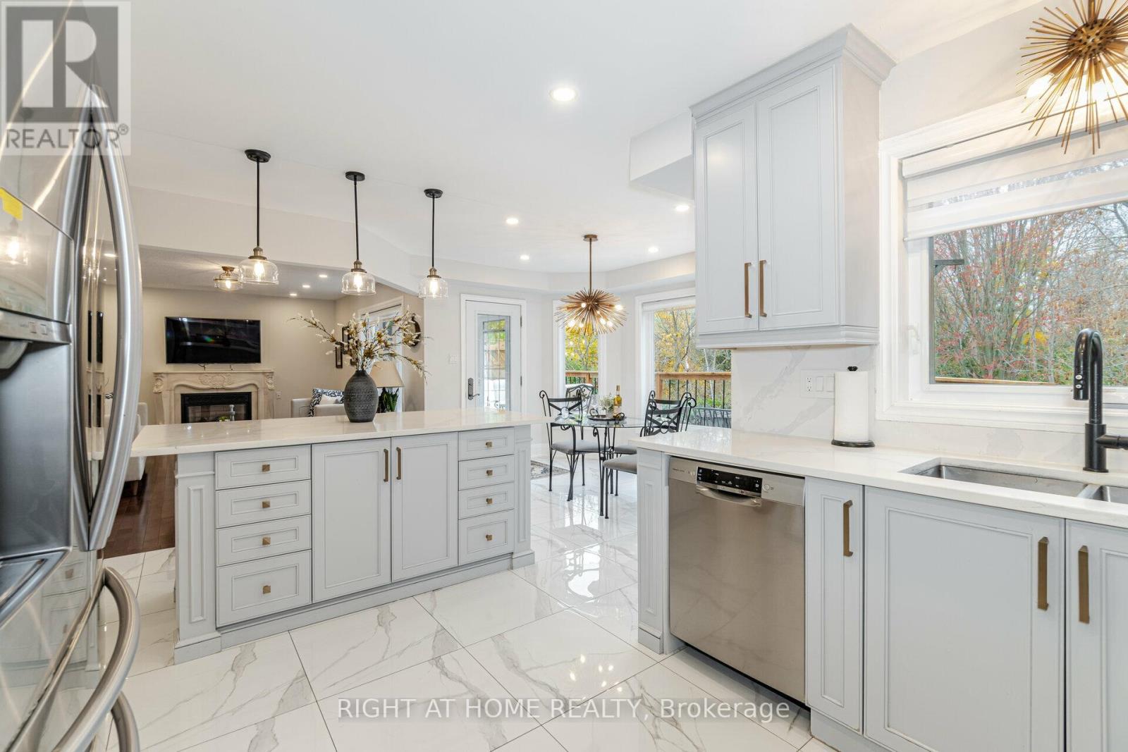 789 COLLEGE MANOR DR