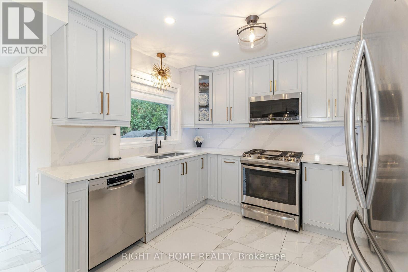 789 COLLEGE MANOR DR