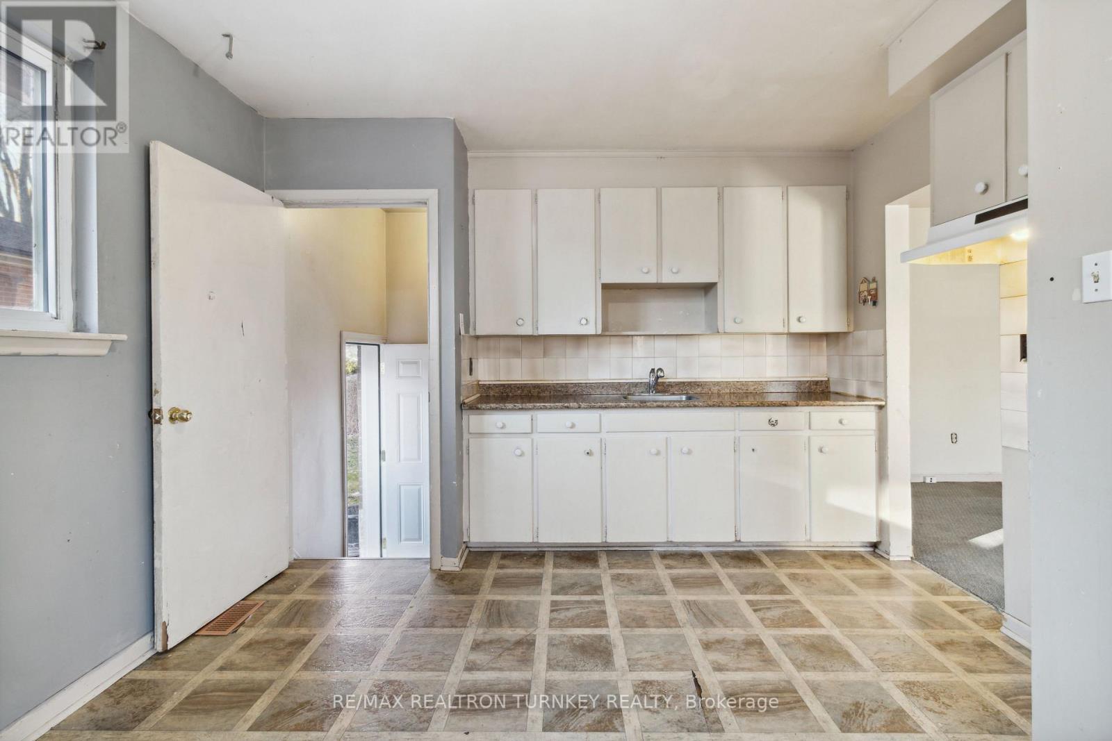 239 SILVERBIRCH DR