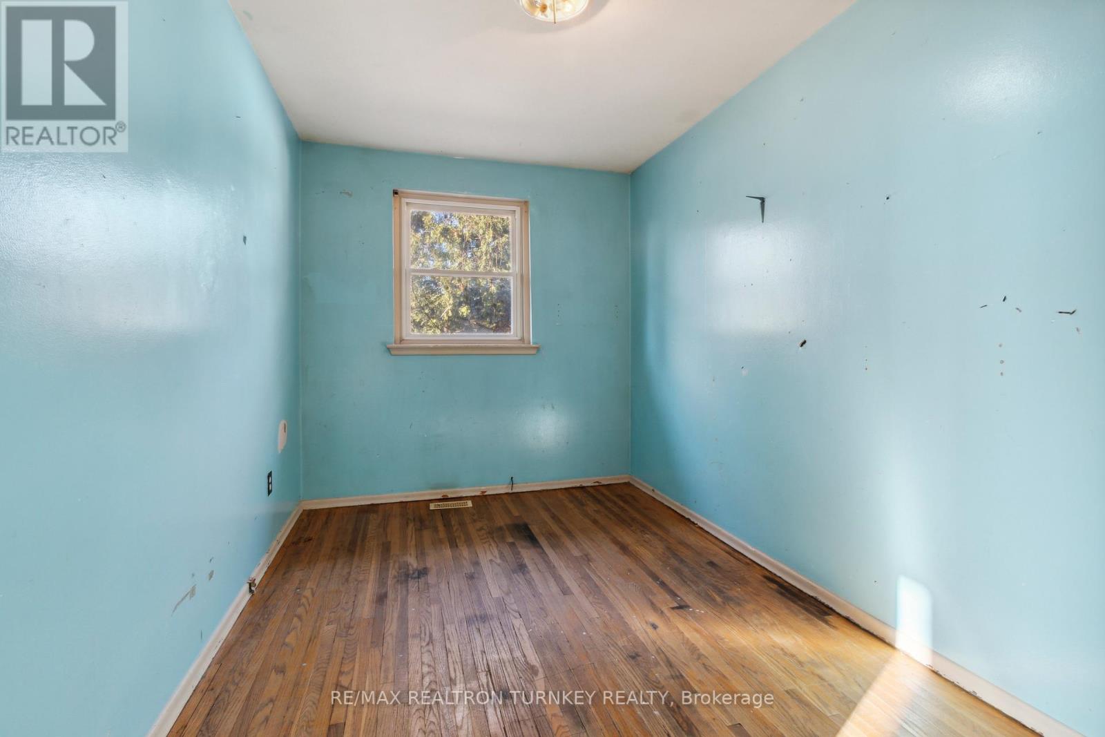 239 SILVERBIRCH DR