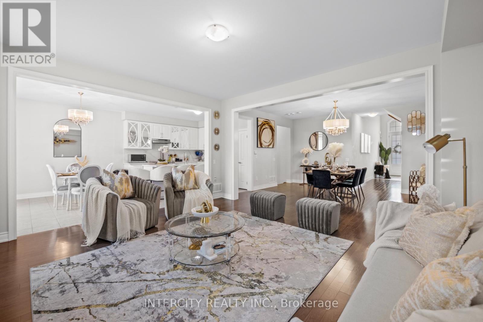 19 SELBY CRES