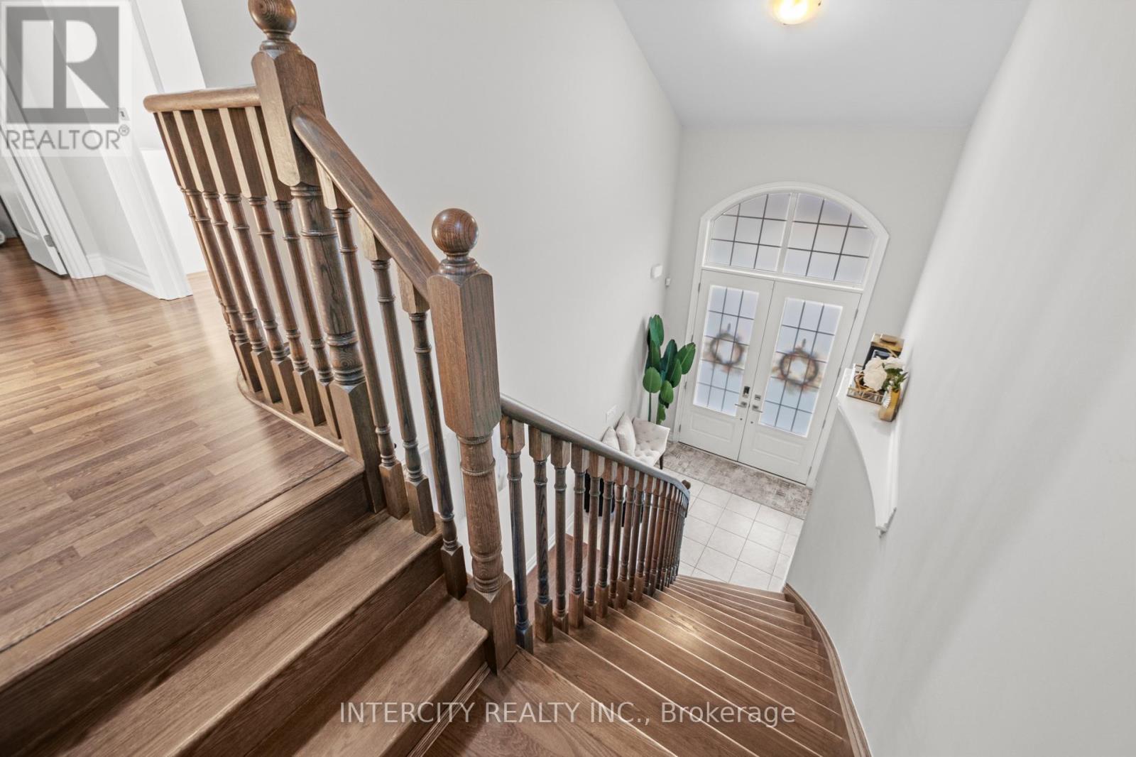 19 SELBY CRES