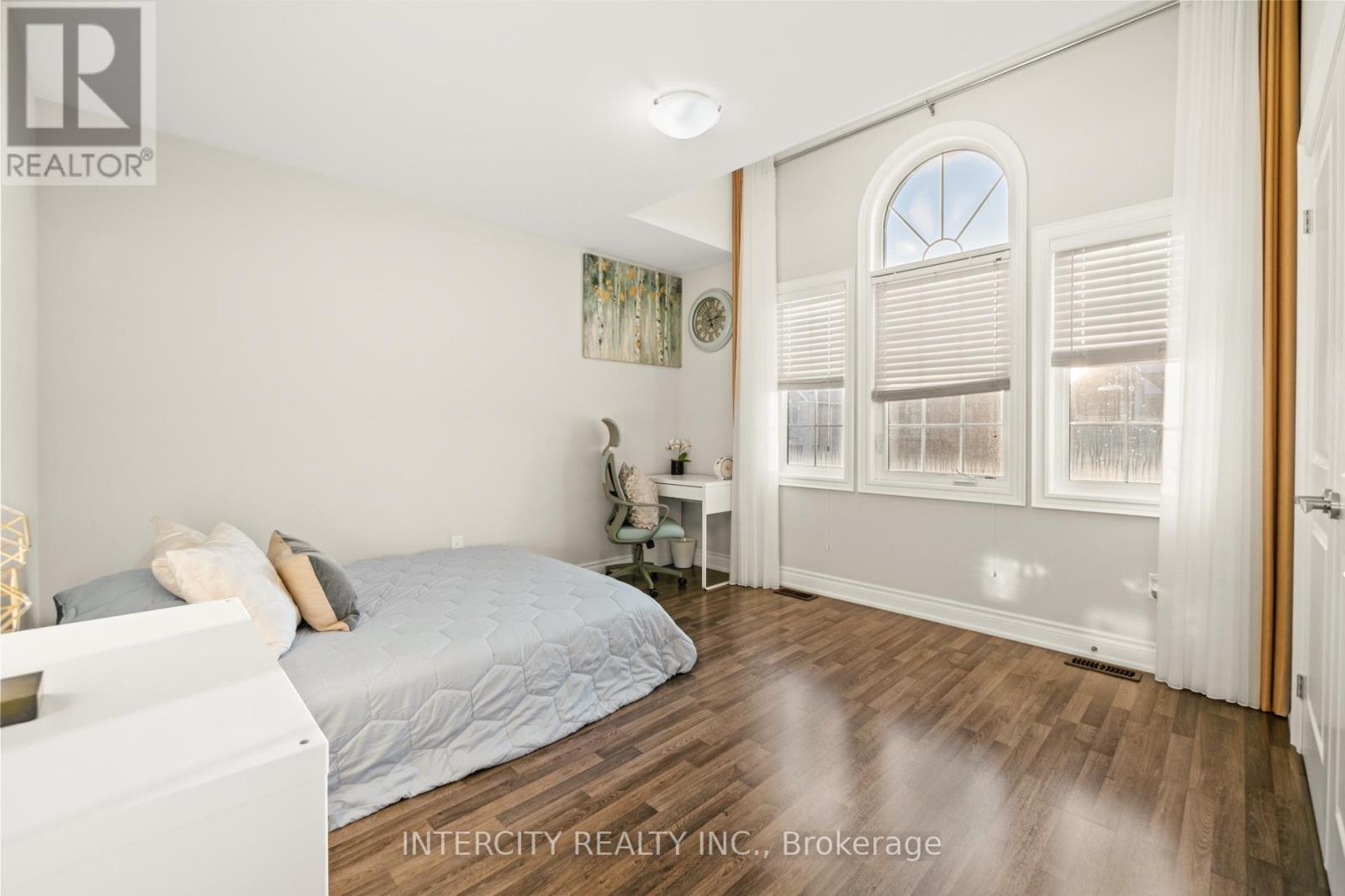 19 SELBY CRES