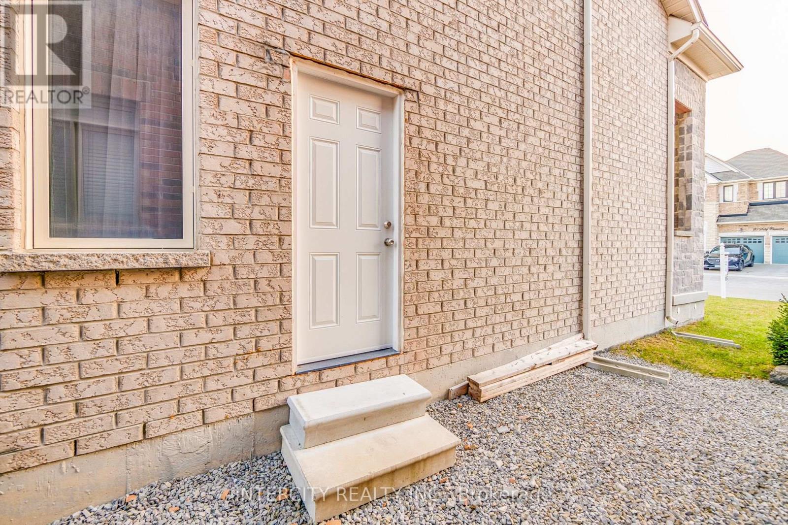 19 SELBY CRES