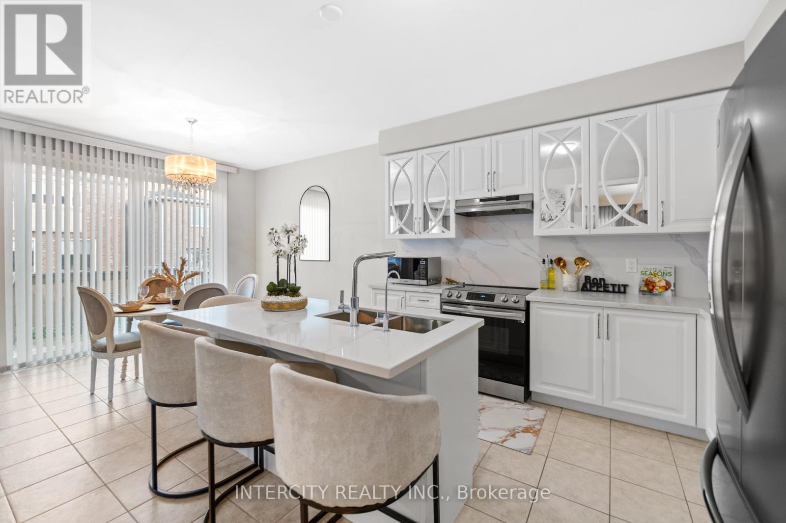 19 SELBY CRES