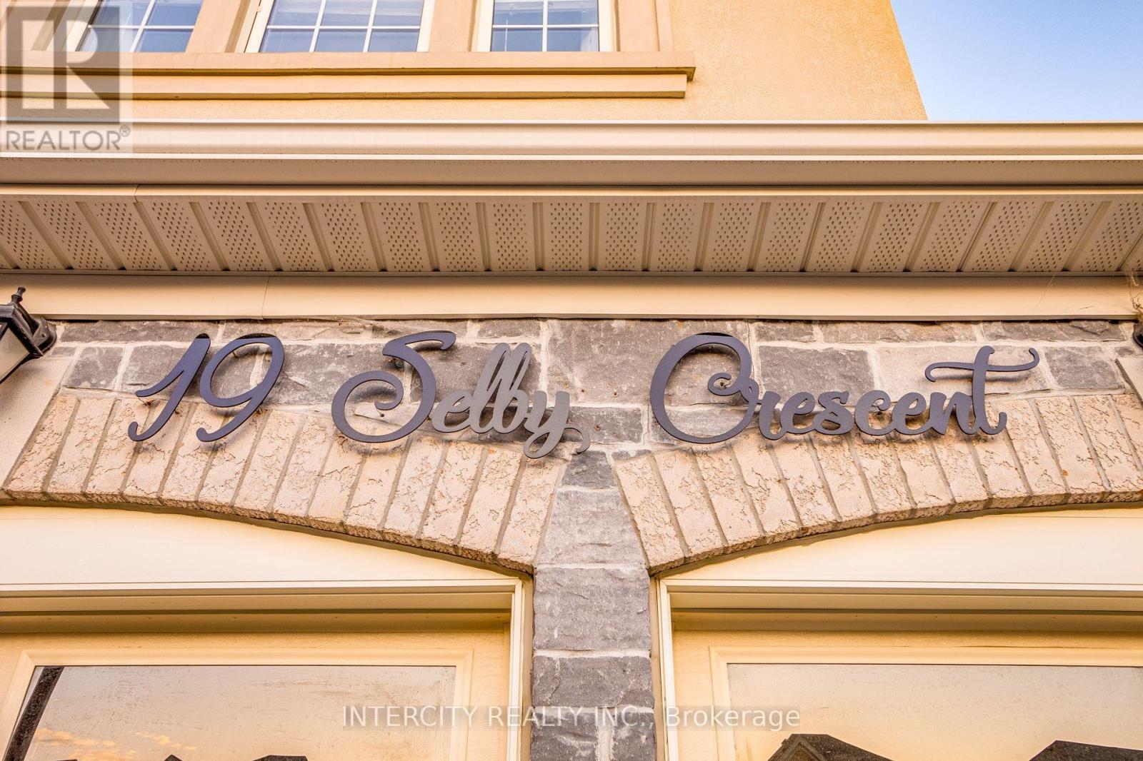 19 SELBY CRES