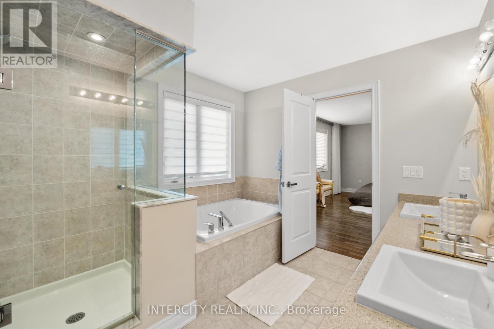 19 SELBY CRES