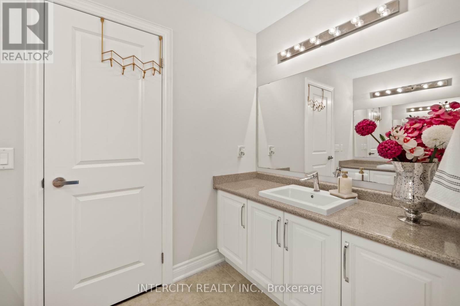 19 SELBY CRES