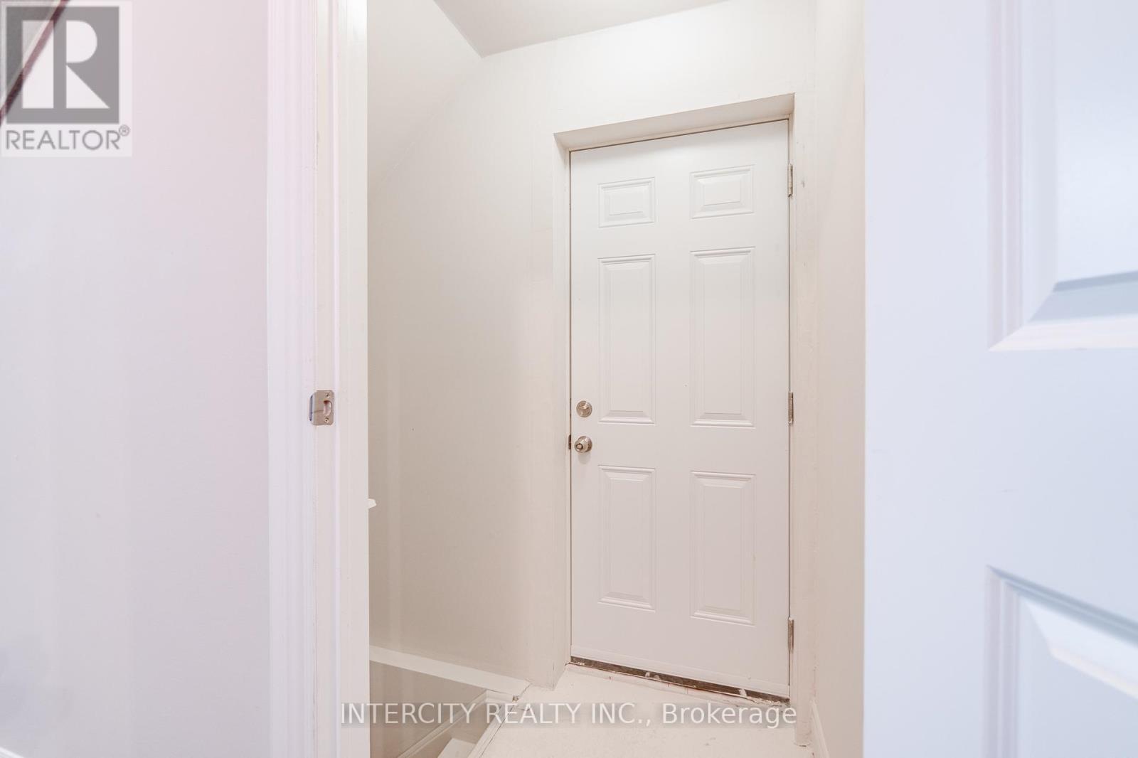 19 SELBY CRES