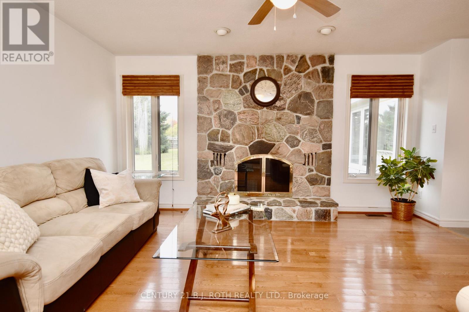 22 PINEVIEW TR