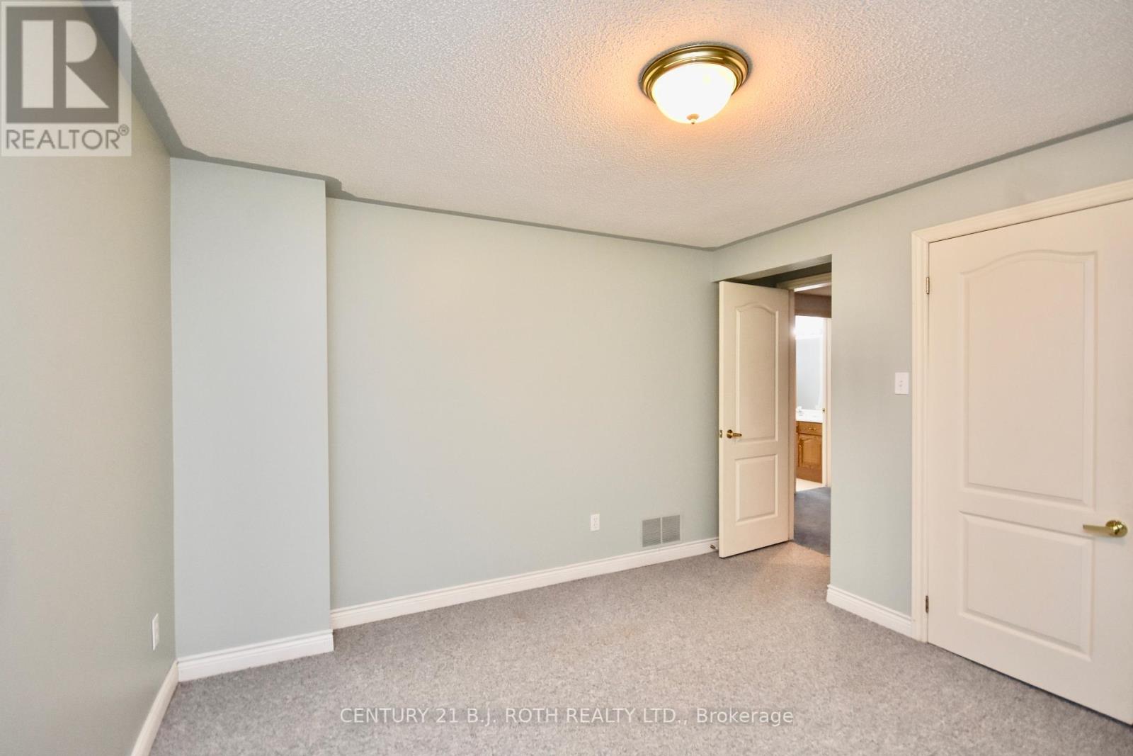22 PINEVIEW TR