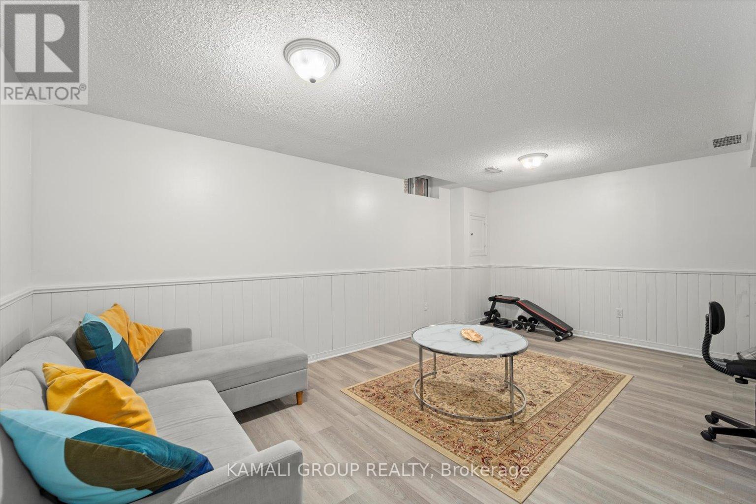 682 GIBNEY CRES