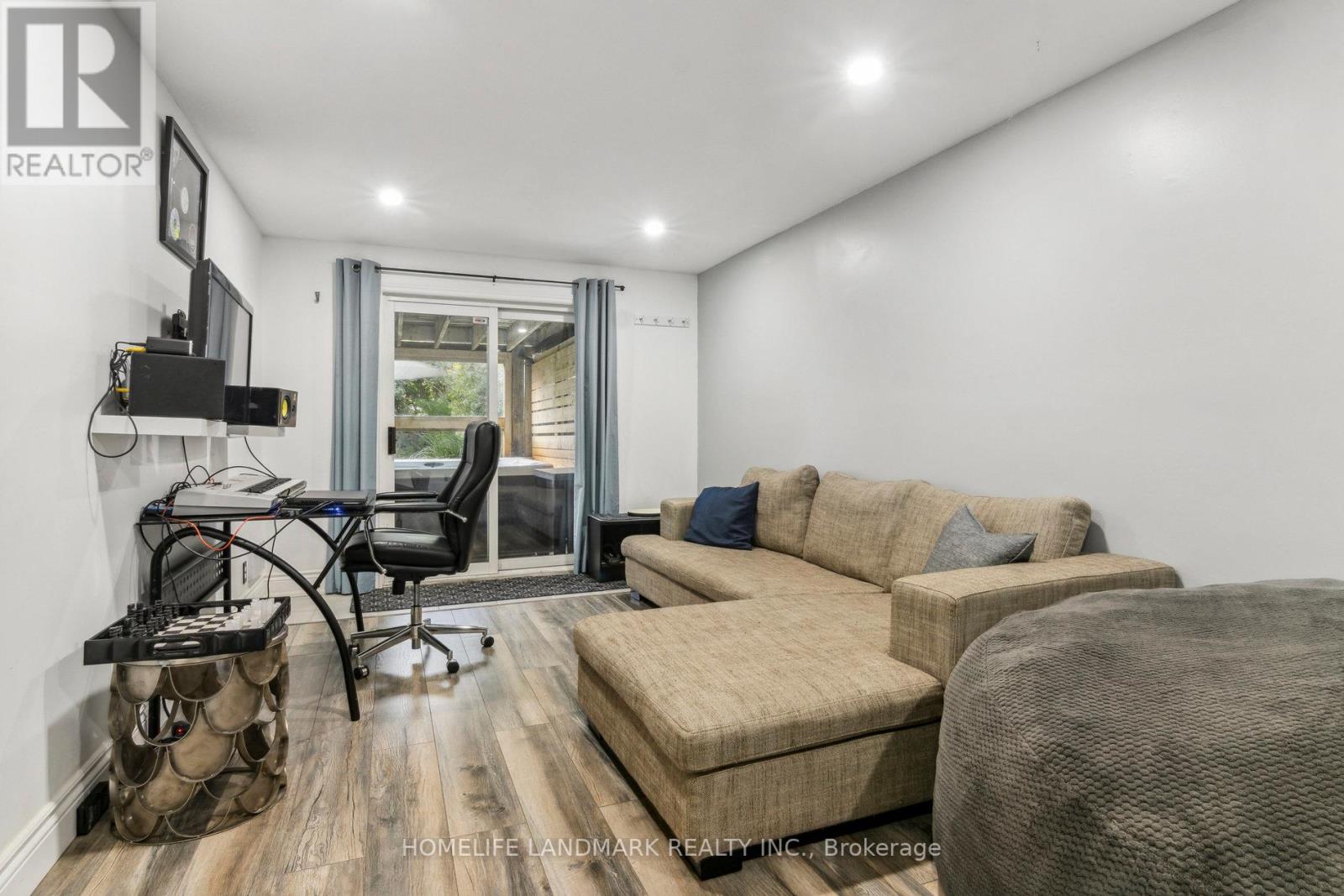 12 BREEZE DR