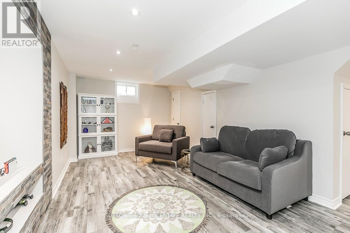 41 STONEMOUNT CRES