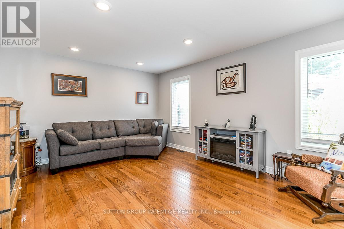 41 STONEMOUNT CRES
