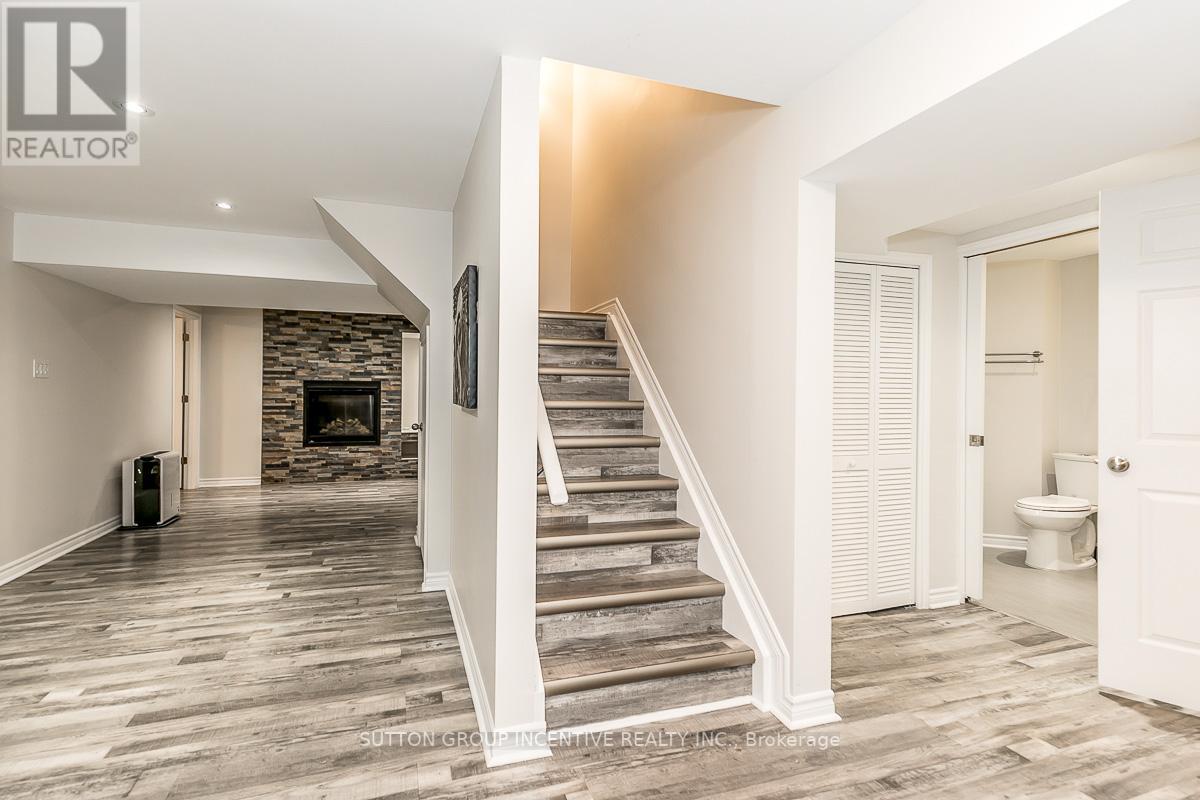 41 STONEMOUNT CRES