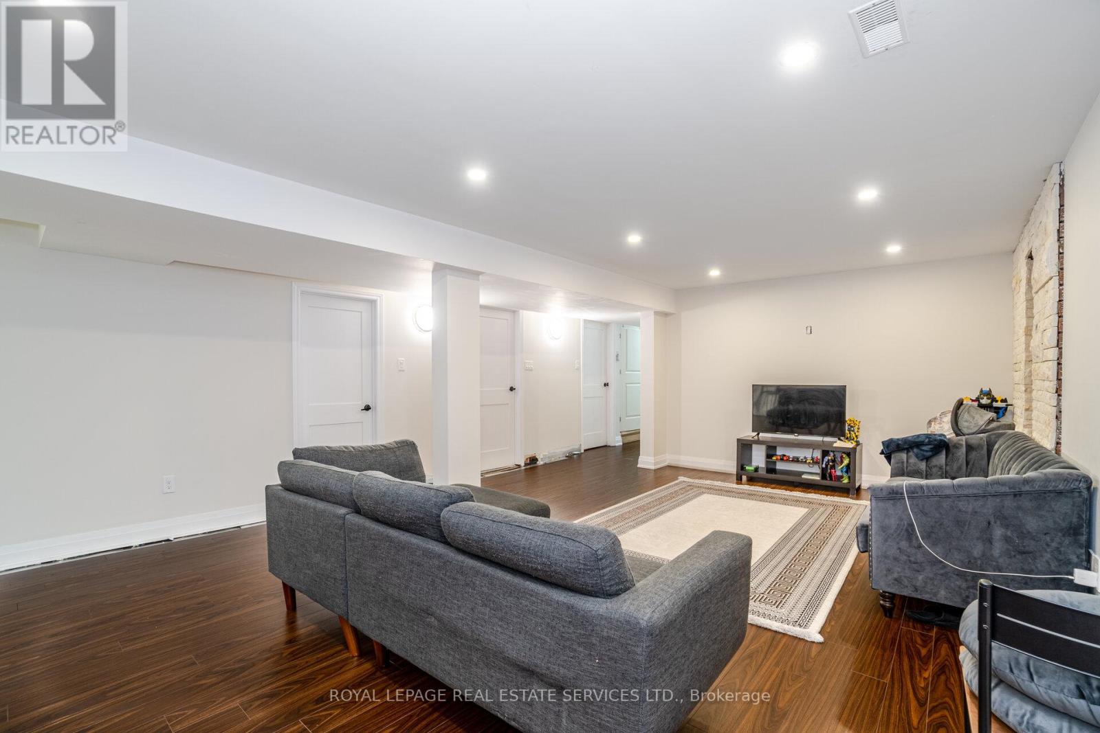123 CARMEN CRES