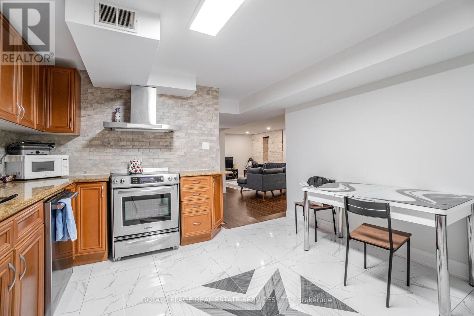 123 CARMEN CRES