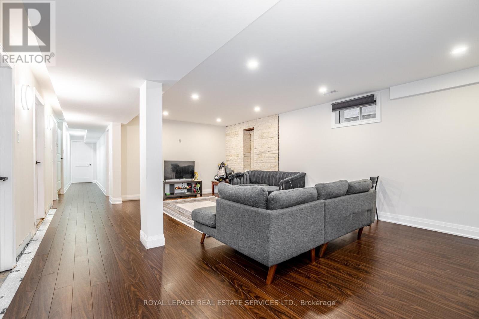 123 CARMEN CRES