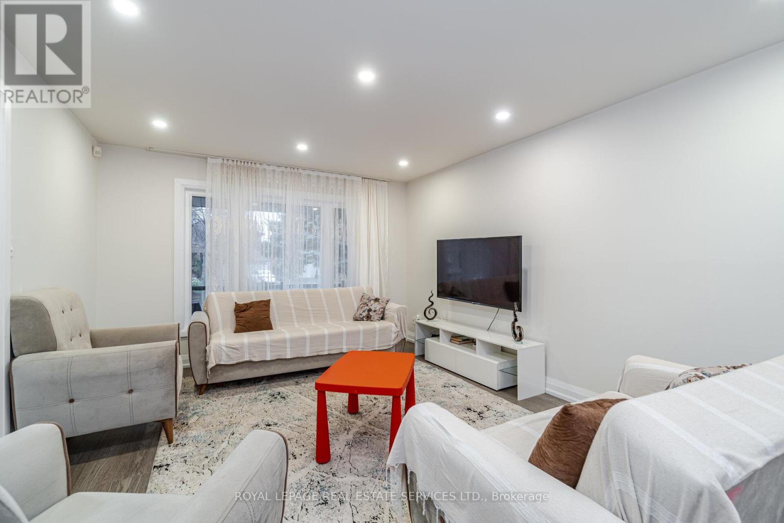 123 CARMEN CRES