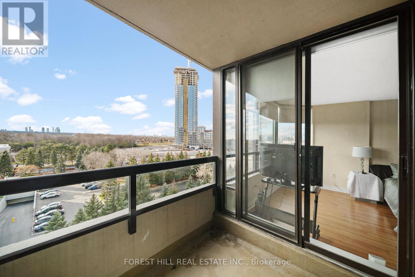 #811 -7440 BATHURST ST, #811