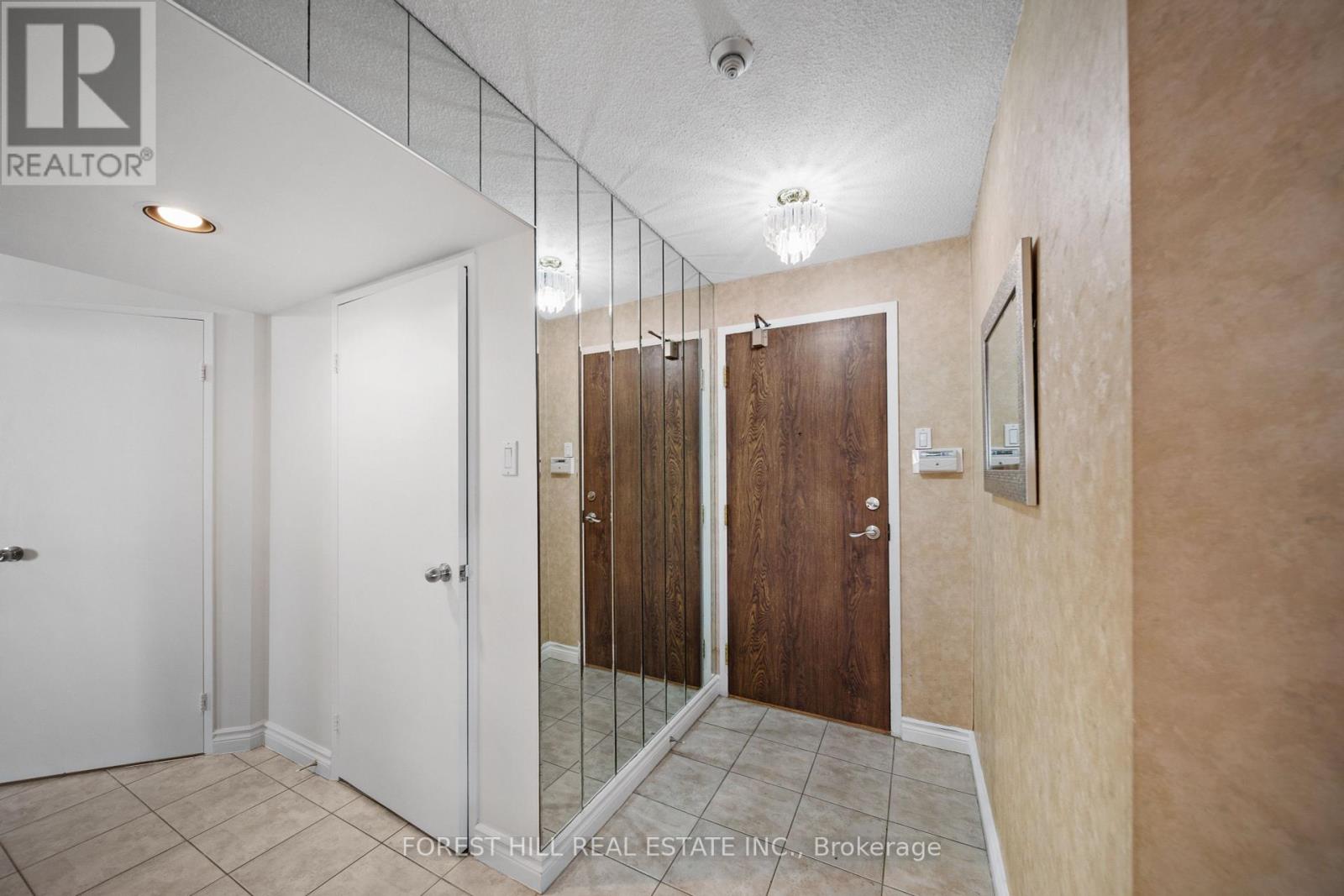 #811 -7440 BATHURST ST, #811