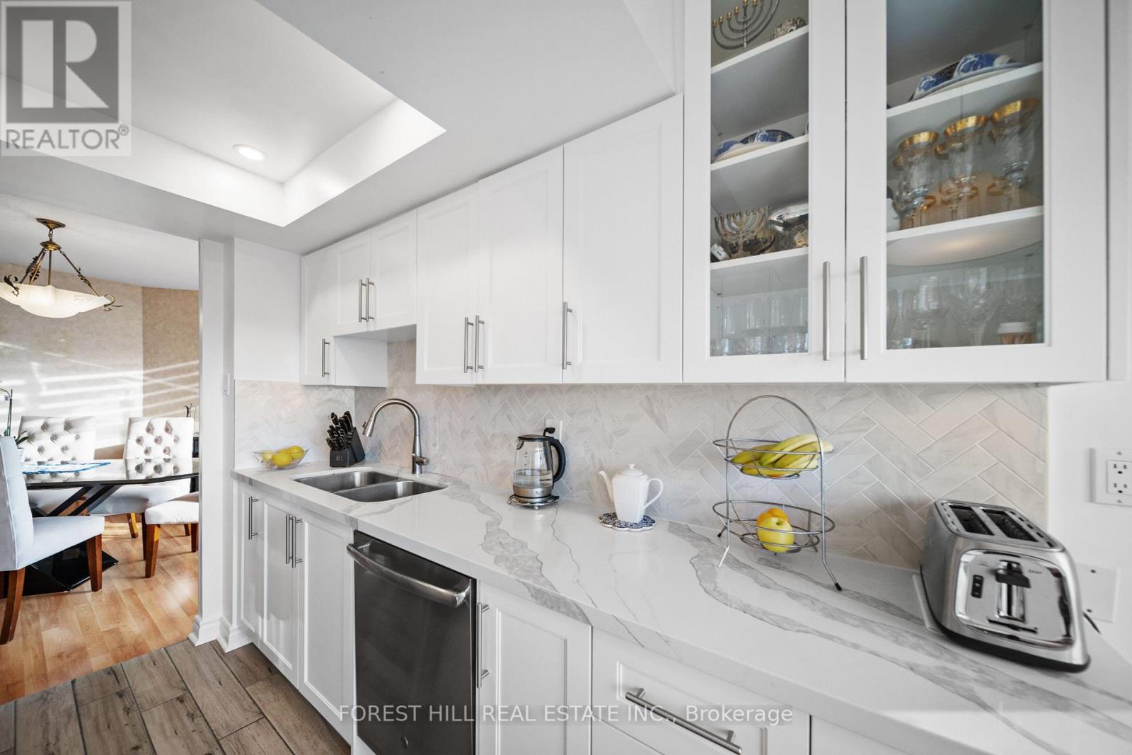 #811 -7440 BATHURST ST, #811