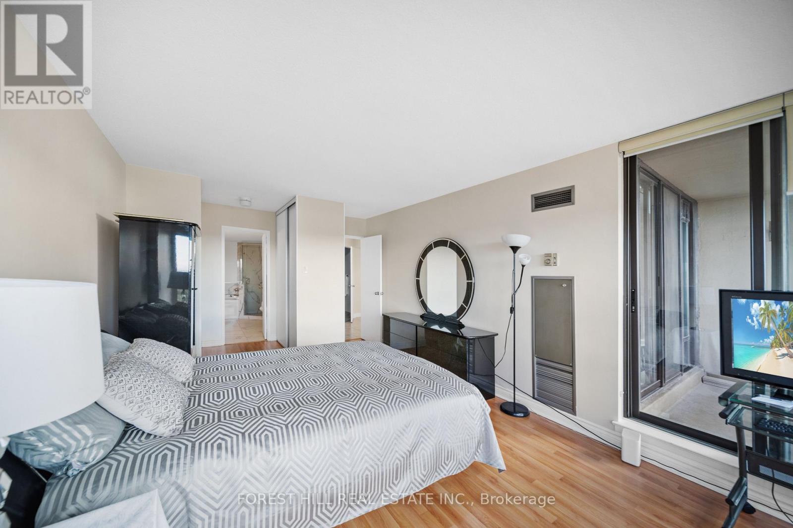 #811 -7440 BATHURST ST, #811