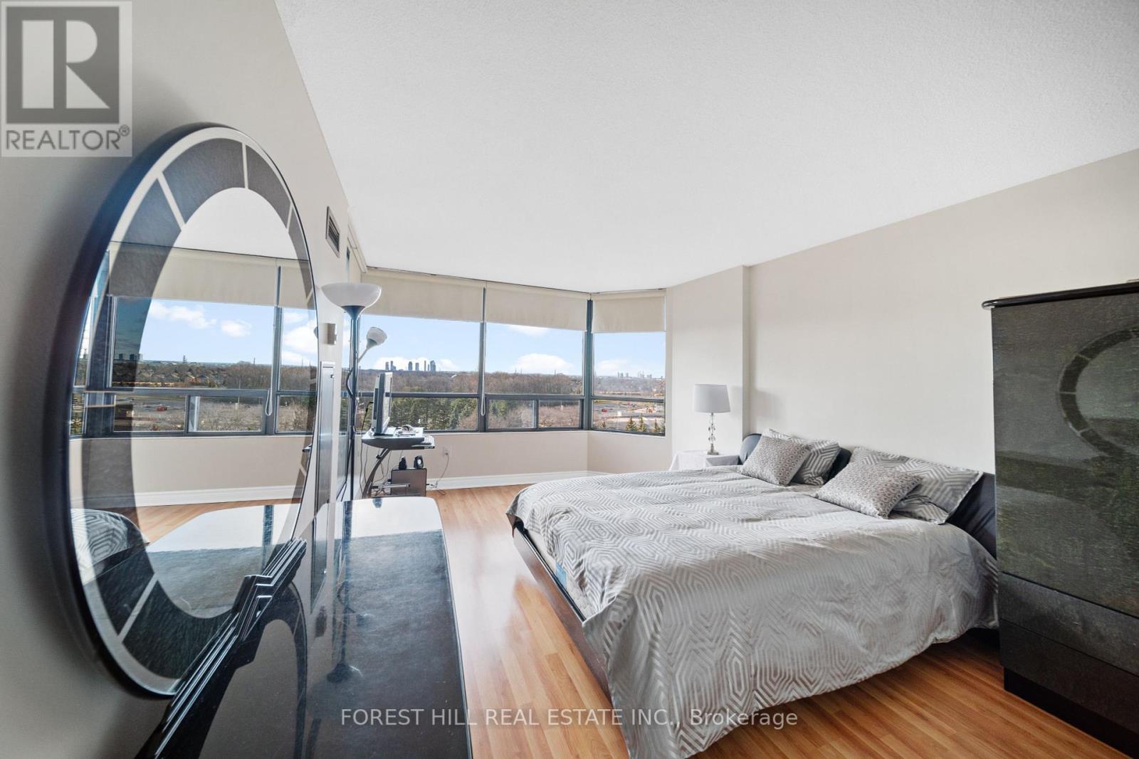 #811 -7440 BATHURST ST, #811
