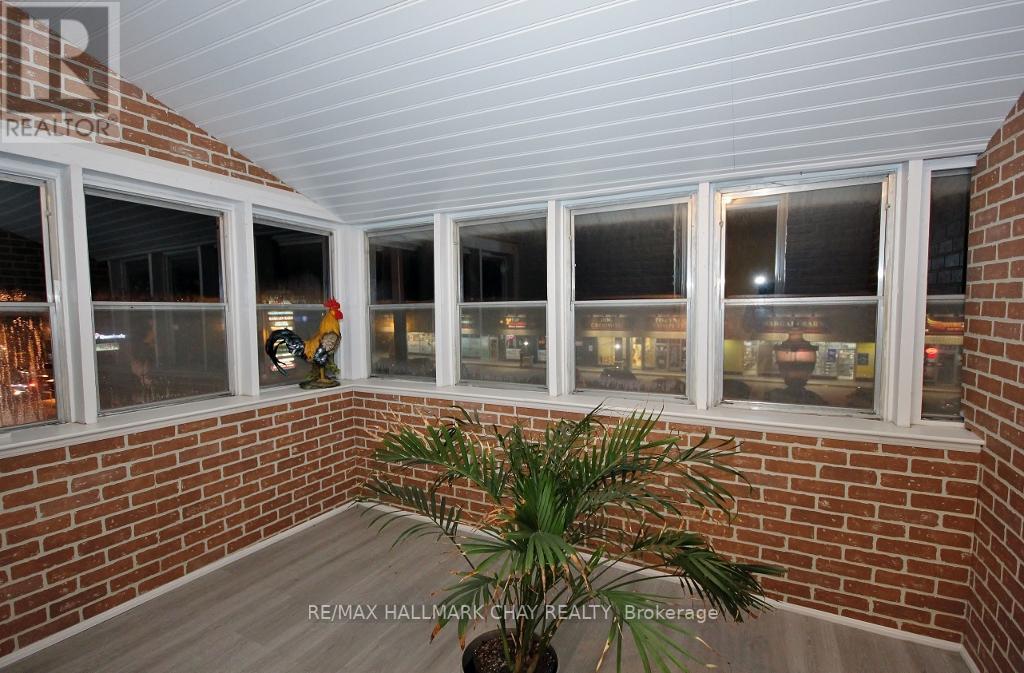 #2 -65 HOLLAND ST W, #2