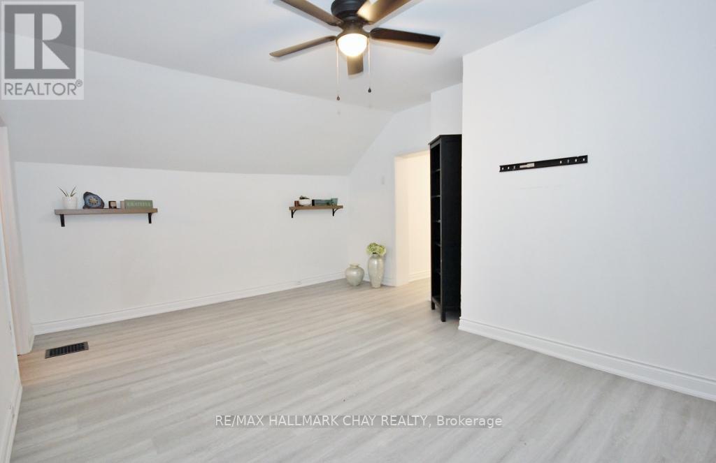 #2 -65 HOLLAND ST W, #2