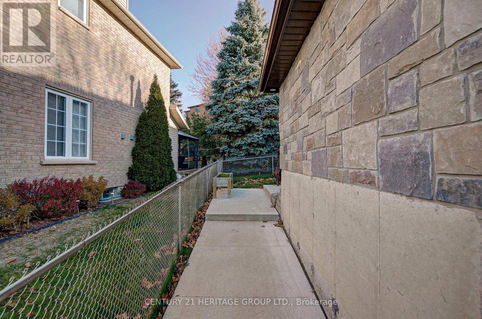 8 TOWER CRT
