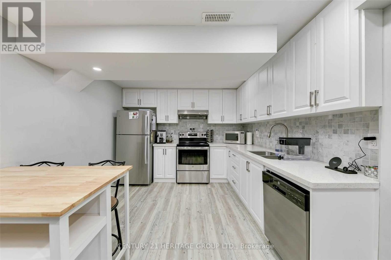 8 TOWER CRT