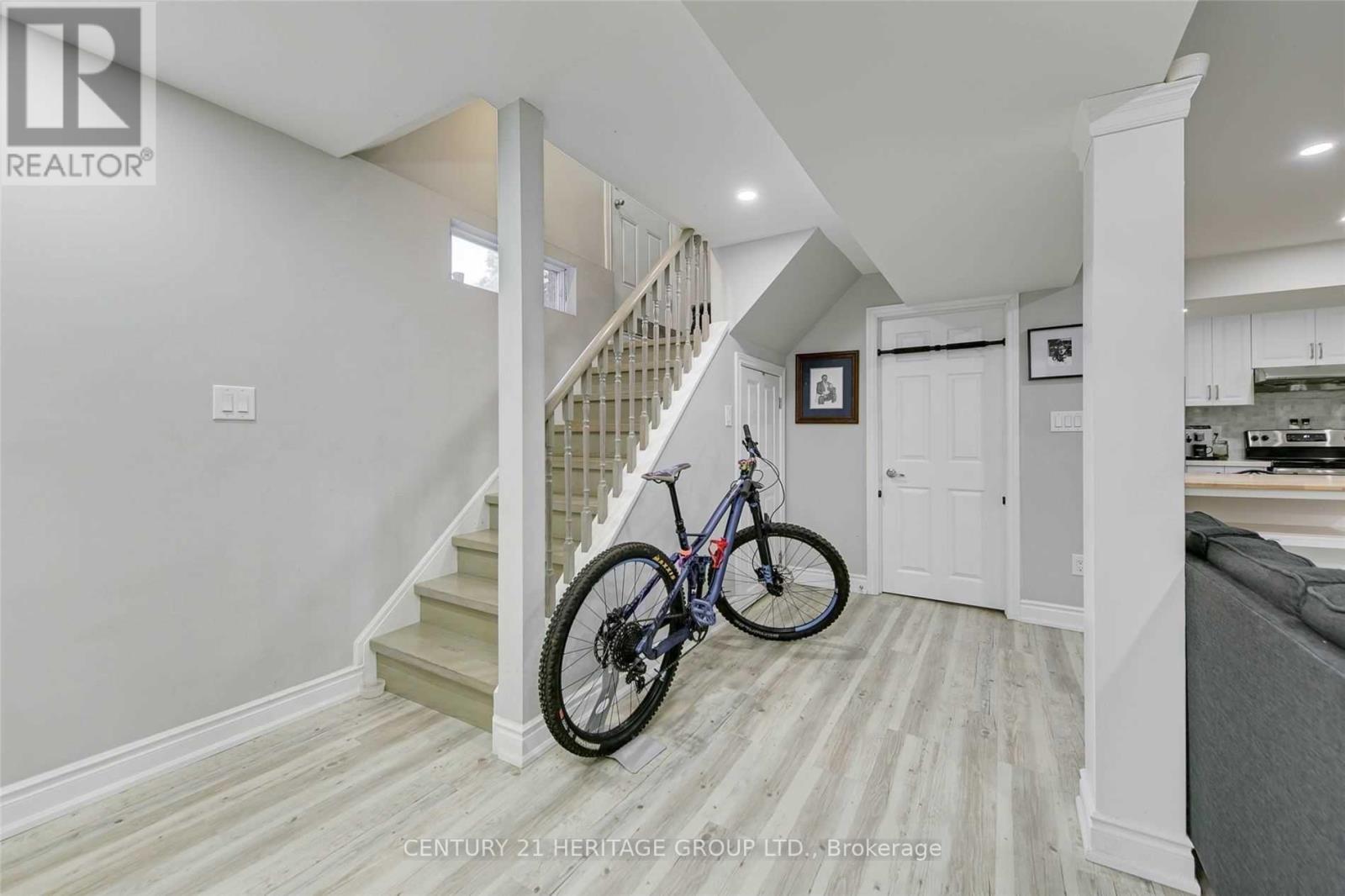 8 TOWER CRT