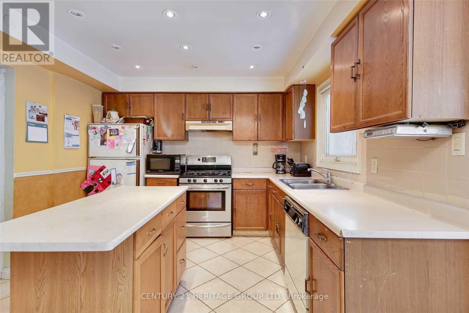 8 TOWER CRT