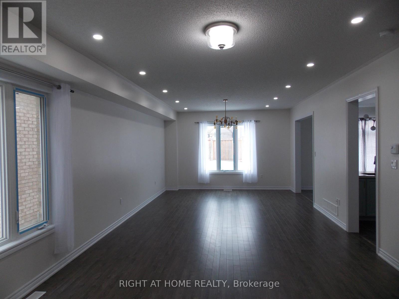 76 HOPKINS CRES